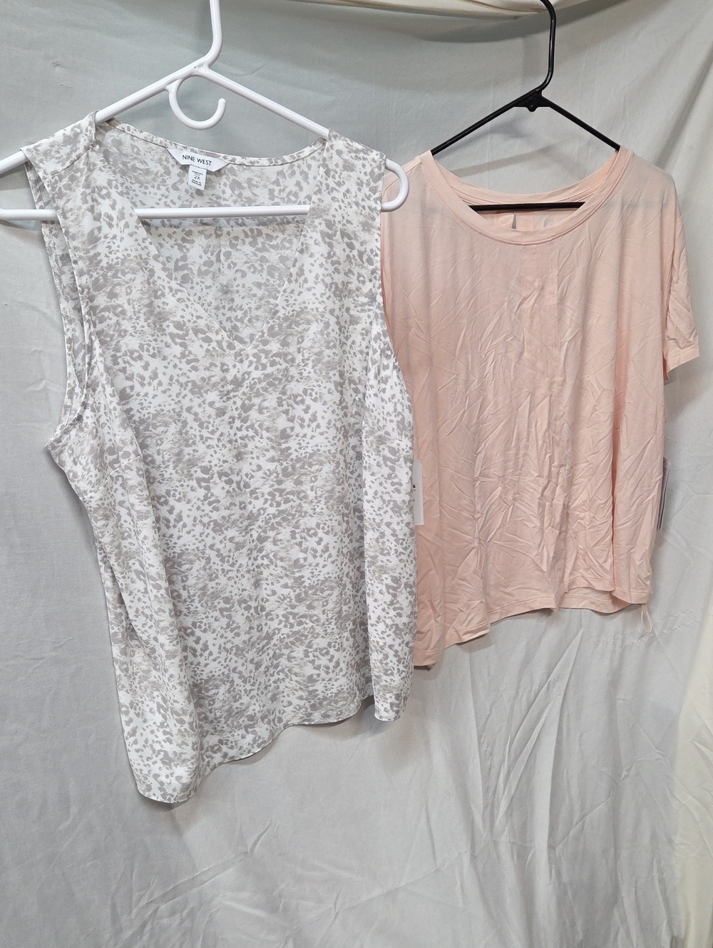 2 Women's Tops Nine West  Printed Sleeveless Top +  peach Short Sleeve Top 2X